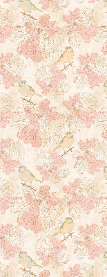 Estor decorativo con estampado de pájaros entre las flores