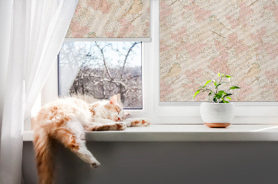 Estor decorativo con estampado de pájaros entre las flores