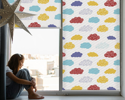 Estor opaco con diseño de nubes coloridas
