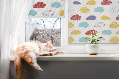 Estor opaco con diseño de nubes coloridas