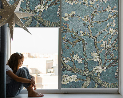 Estor decorativo con diseño de ramitas sobre fondo azul