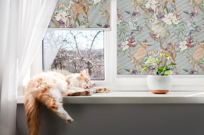 Estor decorativo con motivos de corzos, aves y conejos