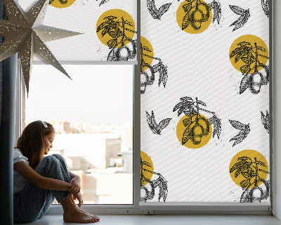 Estor decorativo con diseño de frutas y círculos amarillos
