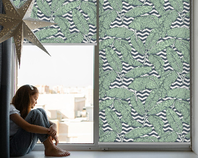 Estor decorativo con hojas de palmera sobre un fondo blanco y negro