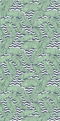 Estor decorativo con hojas de palmera sobre un fondo blanco y negro