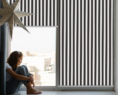 Estor decorativo con rayas blancas y negras