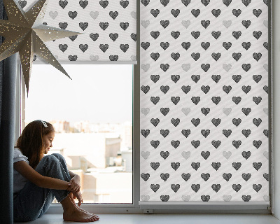Estor opaco con diseño de corazones oscuros