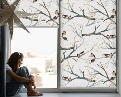 Estor opaco con diseño de pájaros en un árbol