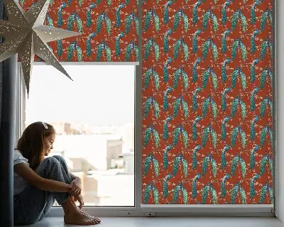 Estor opaco con estampado de pavos reales en las ramas