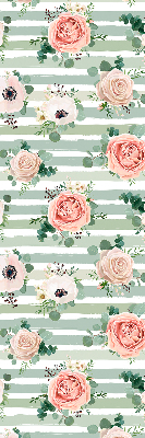 Estor decorativo con rosas sobre rayas horizontales verdes