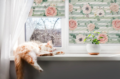 Estor decorativo con rosas sobre rayas horizontales verdes