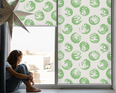 Estor opaco con diseño de plantas reflejadas en círculos verdes