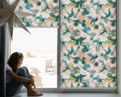 Estor decorativo con aves y lugares coloridos