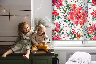 Estor decorativo con flores rojas