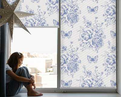 Estor opaco con flores azules y mariposas
