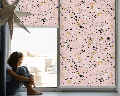Estor enrollable de tela con manchas de pintura sobre un fondo rosa