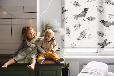 Estor decorativo con pájaros y hojas dibujados