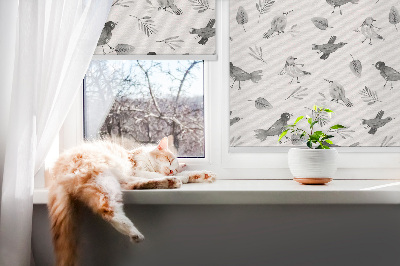 Estor decorativo con pájaros y hojas dibujados