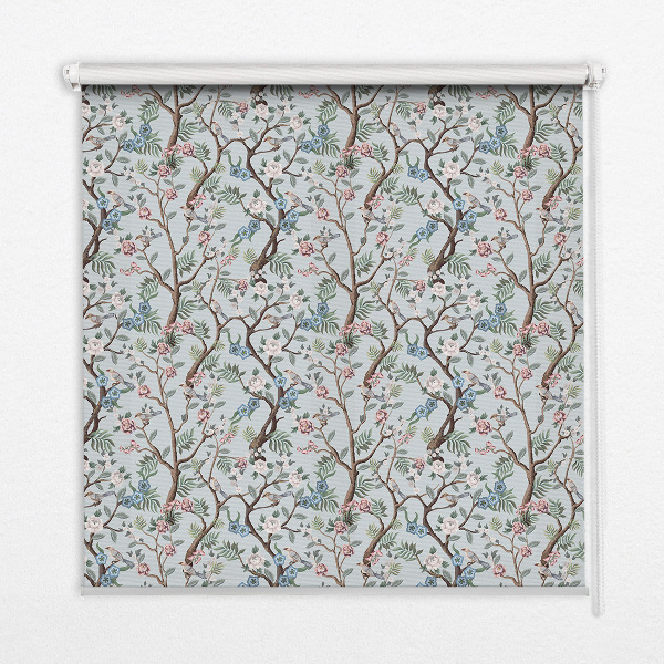 Estor decorativo con enredaderas florales sobre un fondo claro