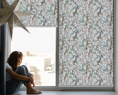 Estor decorativo con enredaderas florales sobre un fondo claro