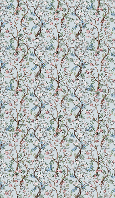 Estor decorativo con enredaderas florales sobre un fondo claro