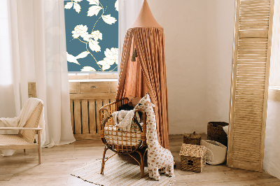 Estor decorativo con pájaros blancos sobre flores blancas