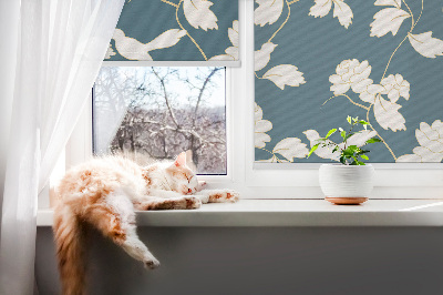 Estor decorativo con pájaros blancos sobre flores blancas