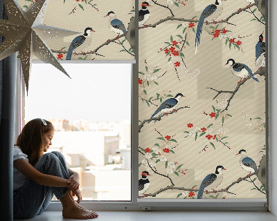 Estor opaco con diseño de pájaros en un árbol