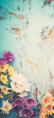 Estor enrollable de tela con flores sobre un fondo azul