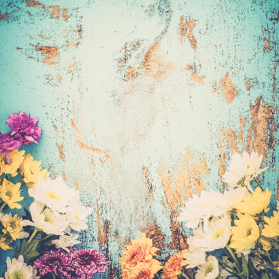 Estor enrollable de tela con flores sobre un fondo azul