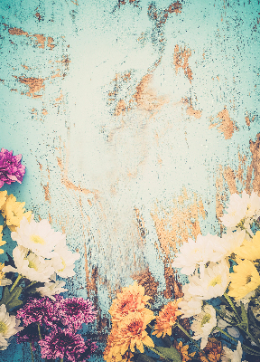 Estor enrollable de tela con flores sobre un fondo azul