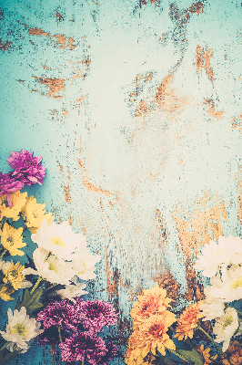 Estor enrollable de tela con flores sobre un fondo azul
