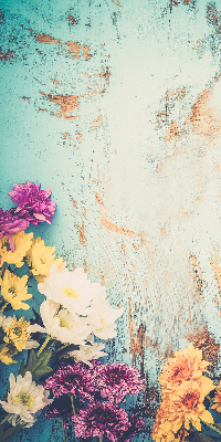 Estor enrollable de tela con flores sobre un fondo azul