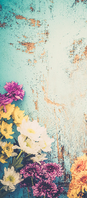 Estor enrollable de tela con flores sobre un fondo azul
