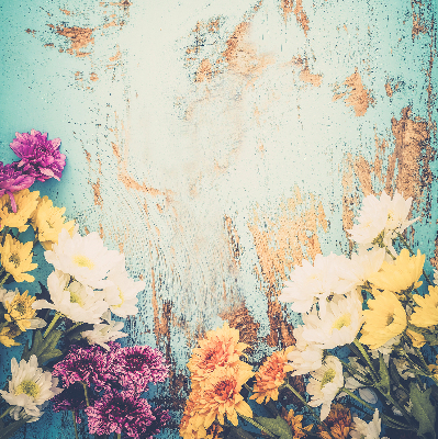 Estor enrollable de tela con flores sobre un fondo azul