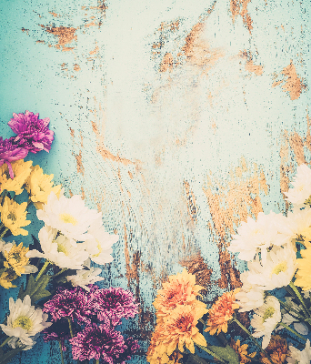 Estor enrollable de tela con flores sobre un fondo azul