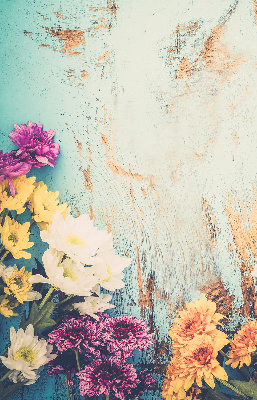 Estor enrollable de tela con flores sobre un fondo azul