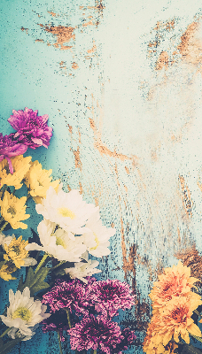 Estor enrollable de tela con flores sobre un fondo azul