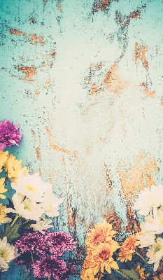 Estor enrollable de tela con flores sobre un fondo azul