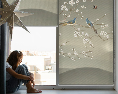 Estor decorativo de pájaros en una rama
