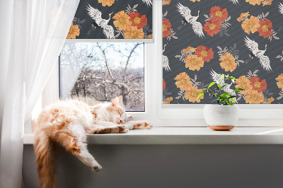 Estor decorativo con diseño de flores y grullas