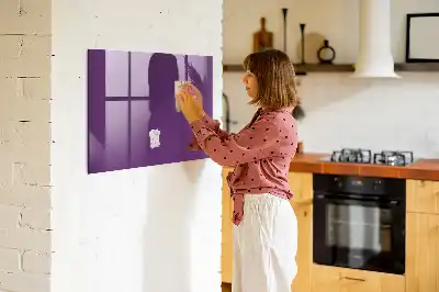 Pizarra magnética con rotulador de color violeta