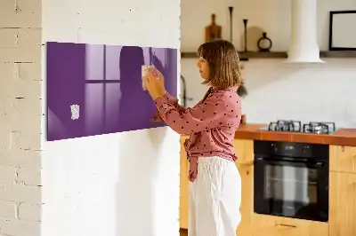 Pizarra magnética con rotulador de color violeta