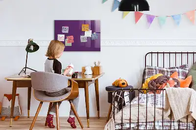Pizarra magnética con rotulador de color violeta