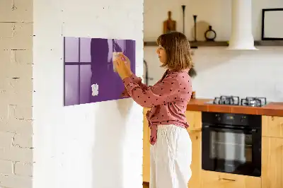 Pizarra magnética con rotulador de color violeta
