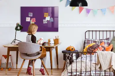 Pizarra magnética con rotulador de color violeta