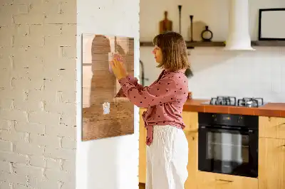 Pizarra magnética decorativa con rotulador y diseño en paneles de madera