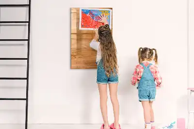 Pizarra magnética decorativa con rotulador y diseño en paneles de madera