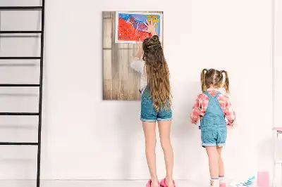 Pizarra magnética decorativa con rotulador y marco de madera clara