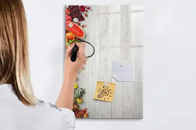 Pizarra magnética decorativa con diseño de verduras sobre madera y rotulador